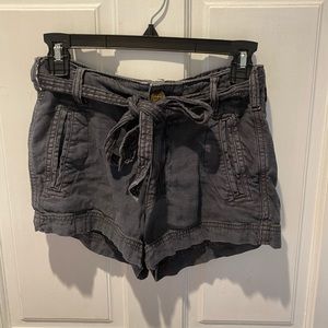 AMERICAN EAGLE tie waist/belt grey cargo shorts